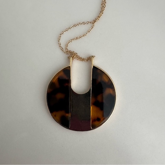 Necklace 🫐 Elegant Tortoise Shell Pendant Gold Necklace - Picture 3 of 5